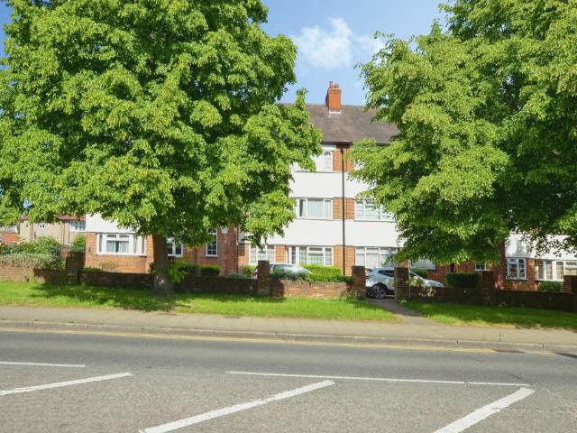 Flat for sale in Lane, Greater London