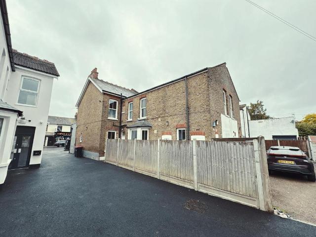 Flat for sale in Alton Barnes, Essex