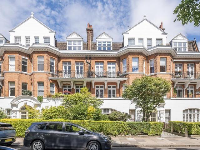 Flat for sale in Fulham, Greater London