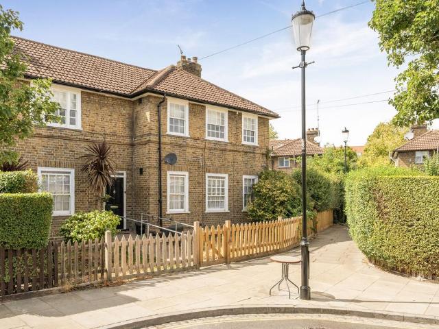 Flat for sale in North Kensington, Greater London