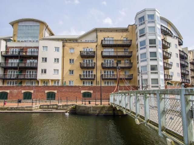 Flat for sale in Cardiff Bay, Falcon Lodge