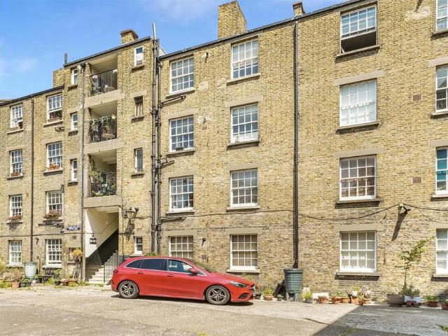Flat for sale in Stepney, Greater London