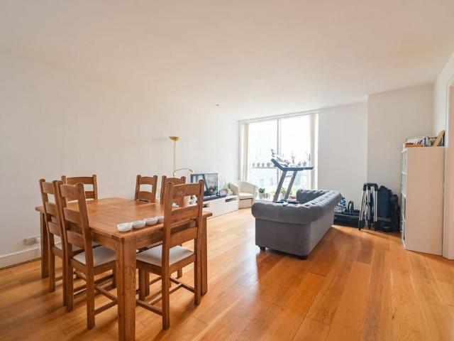 Flat for sale in Canary Wharf, Greater London