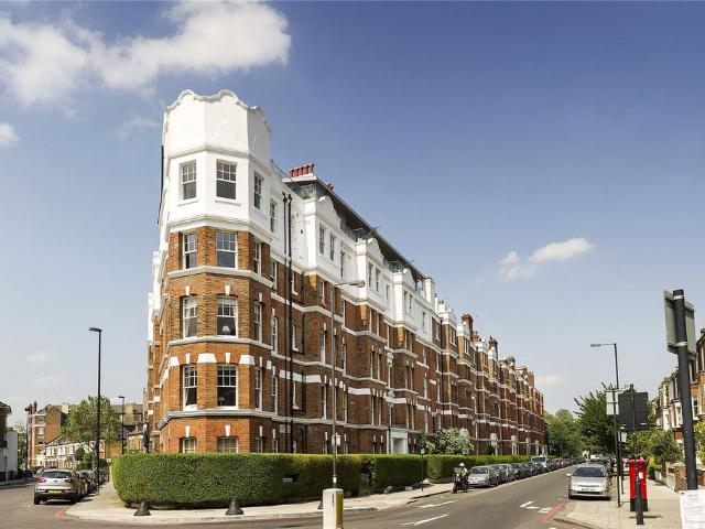 Flat for sale in Battersea, Greater London