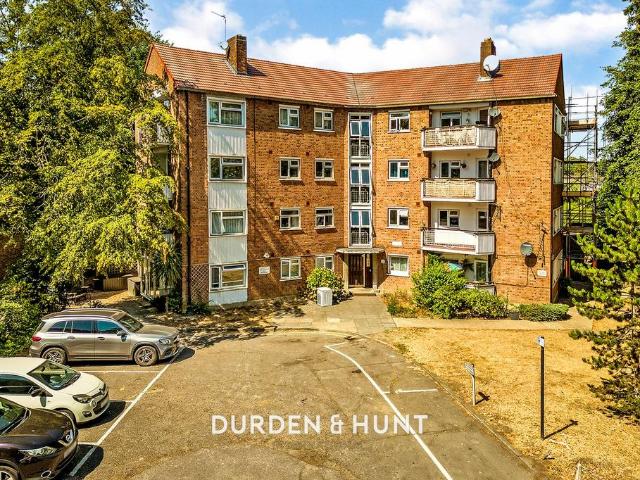 Flat for sale in Snaresbrook, Greater London
