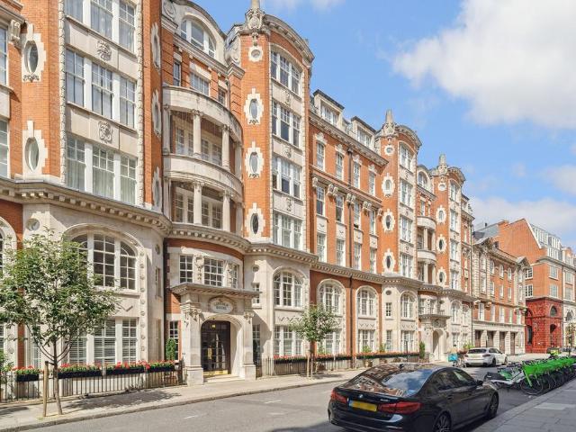 Flat for sale in Chelsea, Greater London