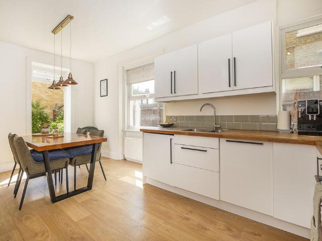Flat for sale in Summerstown, Greater London
