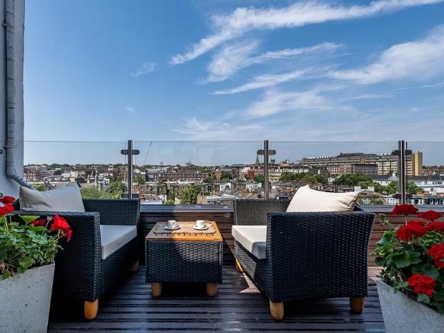 Flat for sale in Earl's Court, Greater London