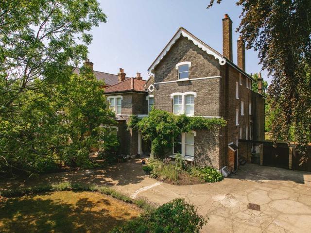 Flat for sale in Royal Borough of Greenwich, Greater London