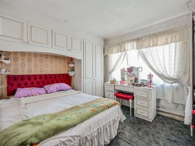 Flat for sale in Bowes Park, Greater London