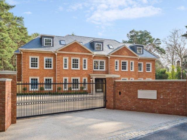 Flat for sale in Winkfield
