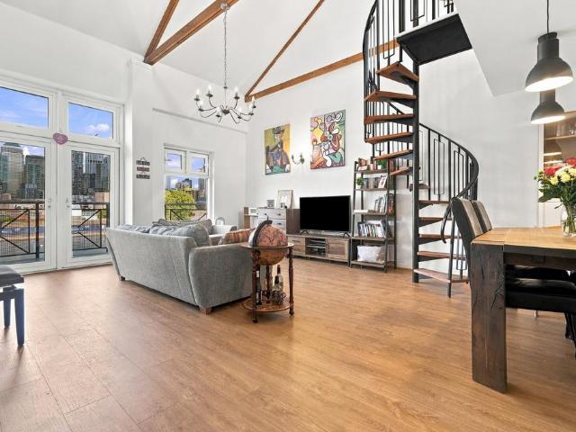 Flat for sale in Millwall, Greater London