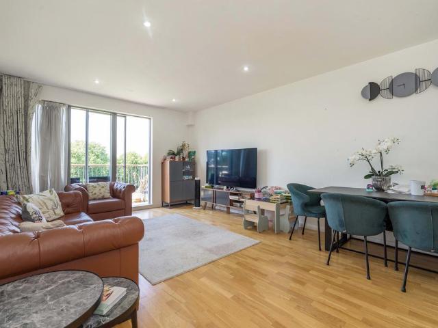 Flat for sale in West Hampstead, Greater London
