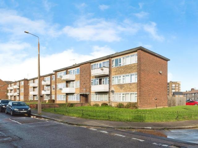 Flat for sale in Tilbury, Essex