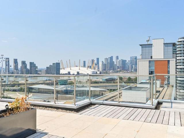 Flat for sale in Canning Town, Greater London
