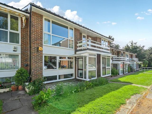 Flat for sale in Little Stanmore, Greater London