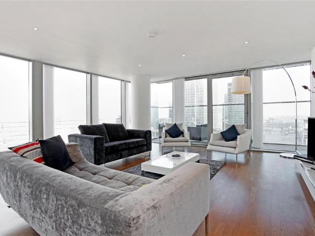 Flat for sale in Canary Wharf, Greater London