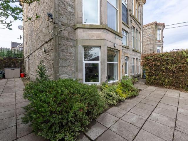 Flat for sale in Greenock, Scotland