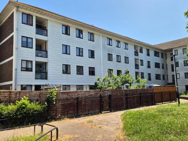 Flat for sale in London Borough of Hounslow, Greater London