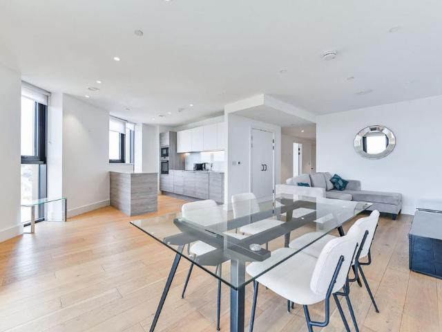 Flat for sale in London Borough of Hackney, Greater London