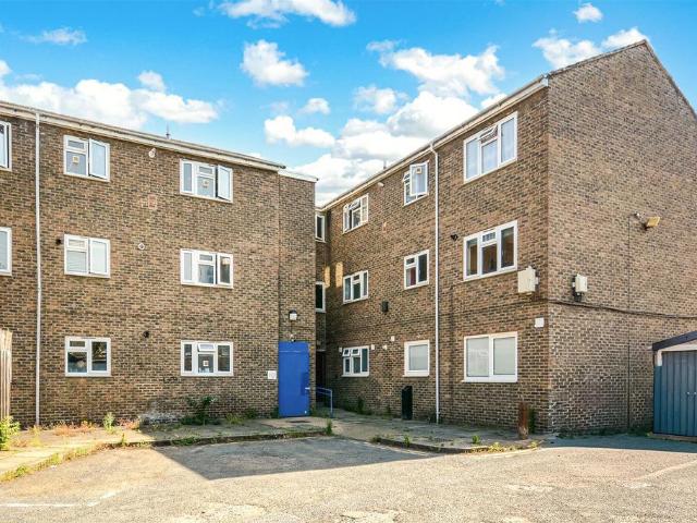 Flat for sale in Brierly Gardens, Bethnal Green