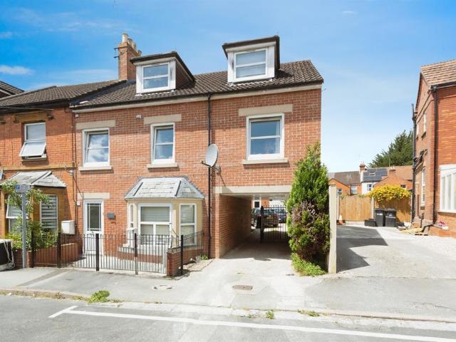 Flat for sale in Yeovil, Somerset
