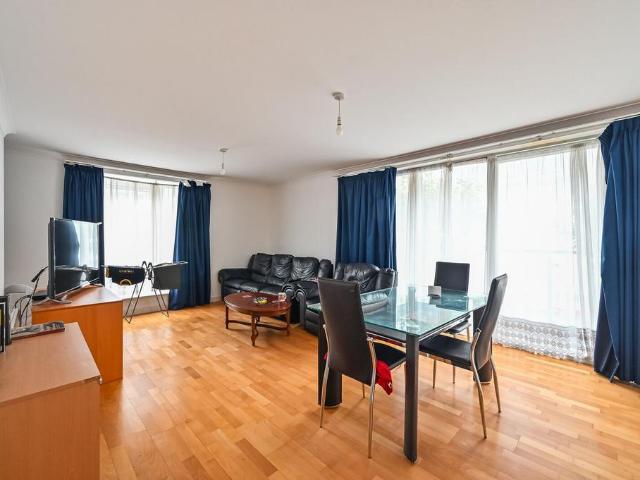 Flat for sale in Boardwalk Place, Blackwall