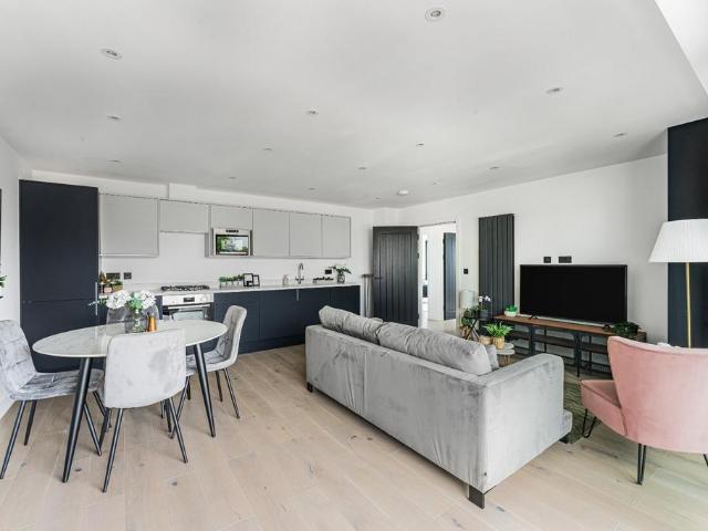 Flat for sale in Forest Gate, Greater London