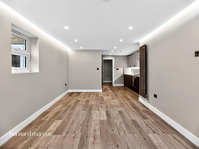 Flat for sale in London Borough of Croydon, Greater London
