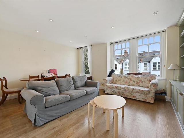 Flat for sale in Shepherd's Bush, Greater London