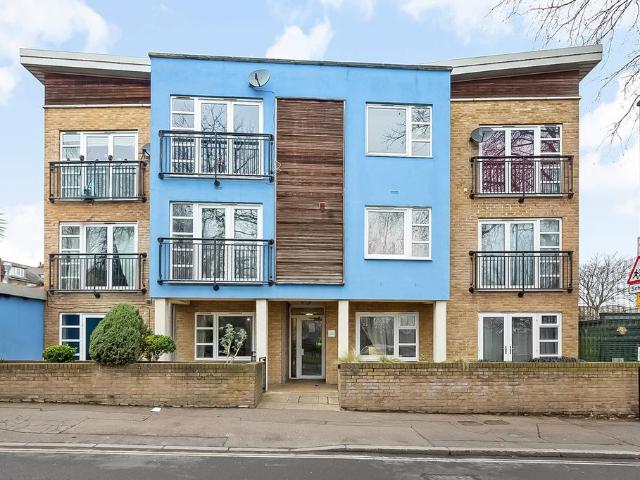 Flat for sale in London Borough of Lewisham, New Cross