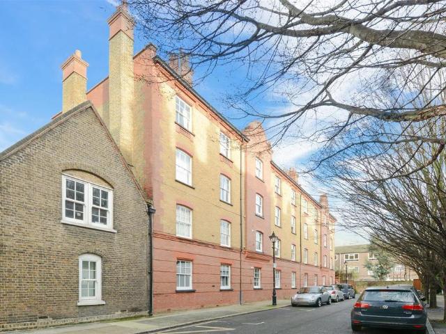 Flat for sale in Globe Town, Greater London