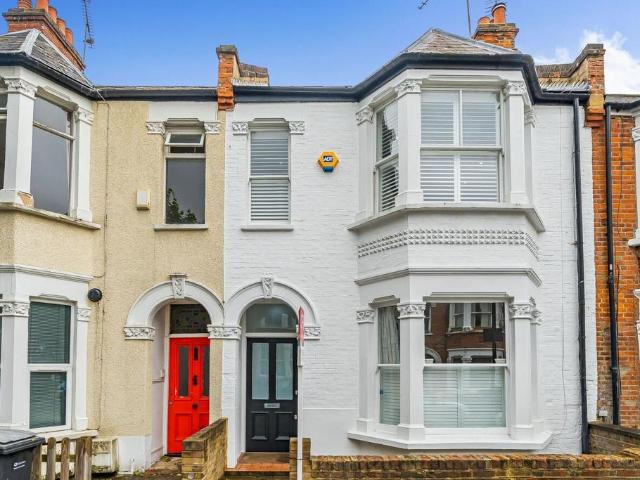 Flat for sale in Kilburn, Greater London