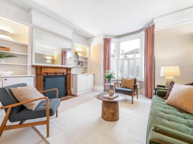 Flat for sale in Balham, Greater London