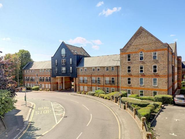 Flat for sale in Kings Hill, Colliers End