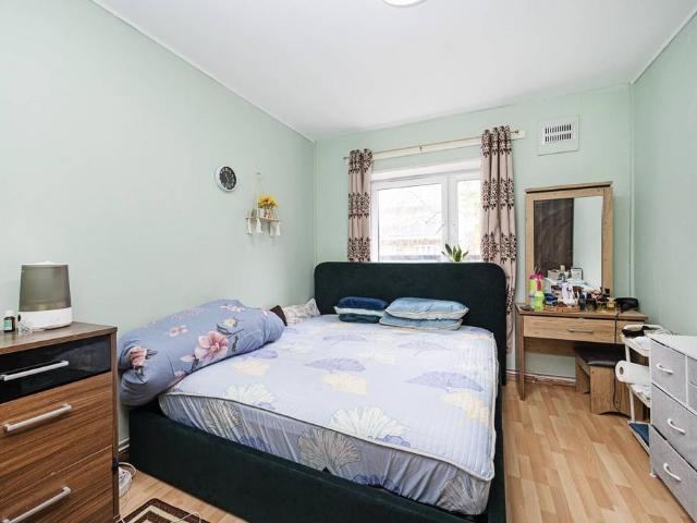 Flat for sale in Bethnal Green, Greater London
