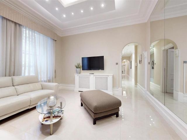 Flat for sale in Knightsbridge, Greater London