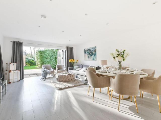 Flat for sale in Brondesbury, Greater London