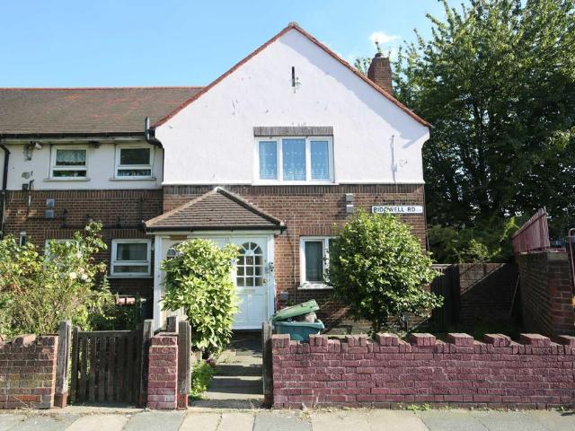 Flat for sale in Plaistow, Greater London