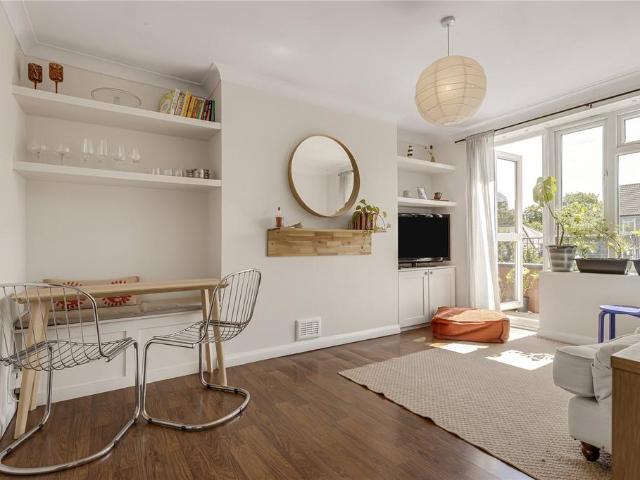 Flat for sale in Stoke Newington, Greater London