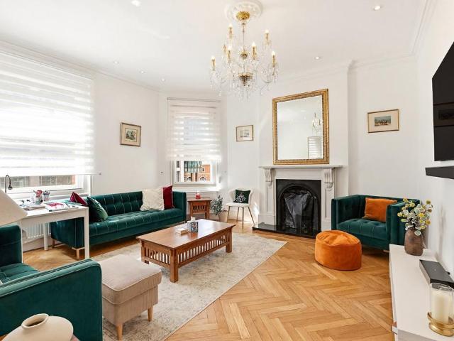 Flat for sale in Victoria, Greater London