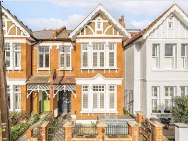 Flat for sale in Furzedown, Greater London