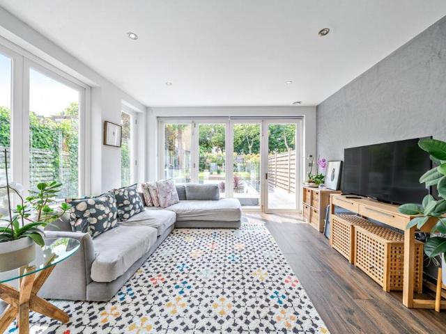 Flat for sale in Roehampton, Greater London