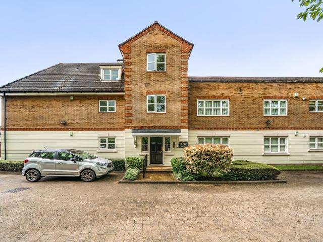 Flat for sale in Hendon, Greater London