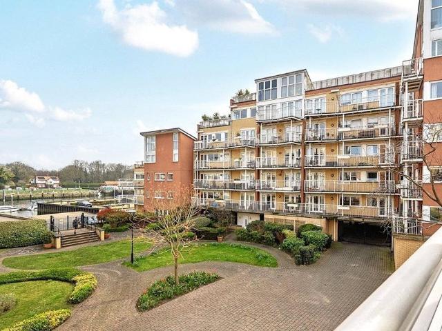 Flat for sale in Strawberry Hill, Greater London