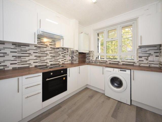Flat for sale in Shepherd's Bush, Greater London