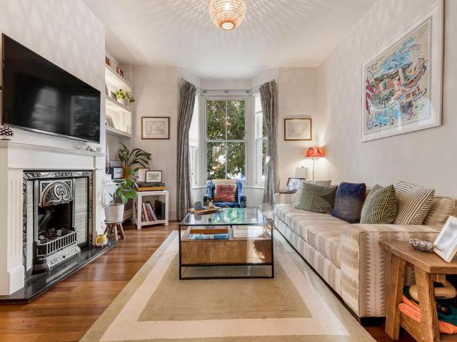 Flat for sale in Shepherd's Bush, Greater London