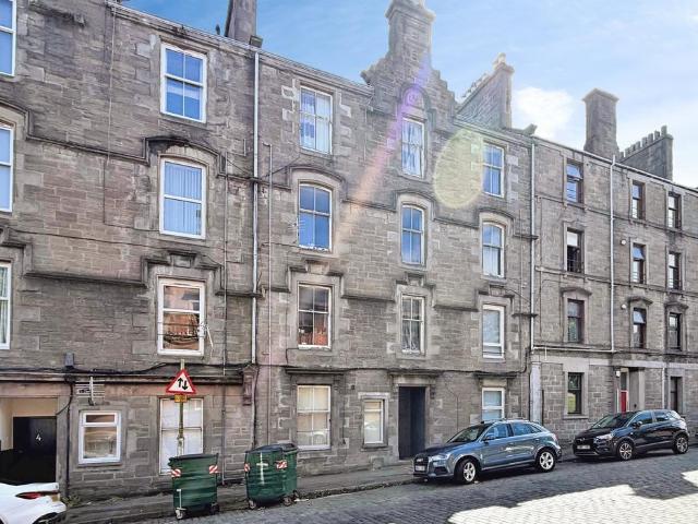 Flat for sale in Hilltown, Scotland