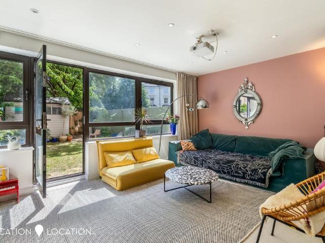 Flat for sale in Brownswood Park, Stoke Newington