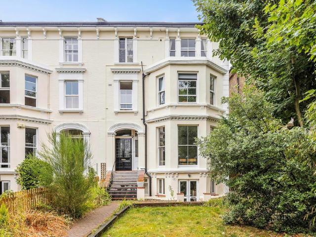 Flat for sale in Oakhill, Greater London